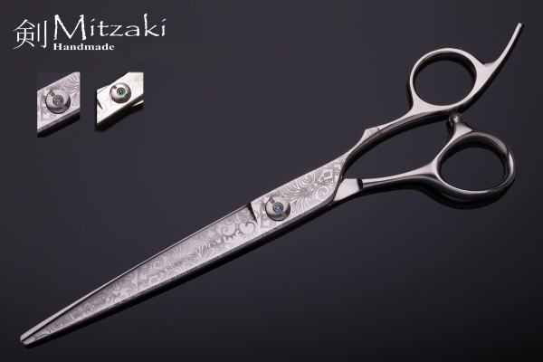 6.5 Zoll . Mitzaki-Nagoro650-ERGO ,für alle Schnitttechniken geeignet, incl.Zubehör & Etui, florales eingraviertes Blütenmuster, ein Traum von Schere, grüner Jadestein als Einstellschraube